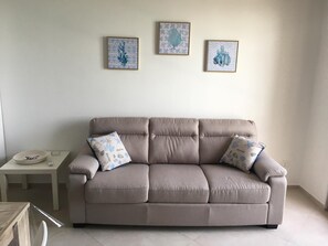 Appartement, 2 chambres | Coin séjour | Télévision à écran plat de 32 pouces avec chaînes numériques, télévision