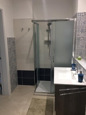Apartment, 2 Schlafzimmer | Badezimmer | Dusche, Haartrockner, Bidet, Handtücher