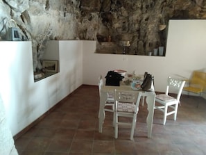 Apartment, 2 Schlafzimmer | Essbereich im Zimmer