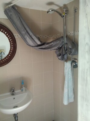 Apartment, 2 Bedrooms | Bathroom | Shower, hair dryer, bidet, towels