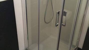 Villa, 1 Schlafzimmer | Dusche im Bad