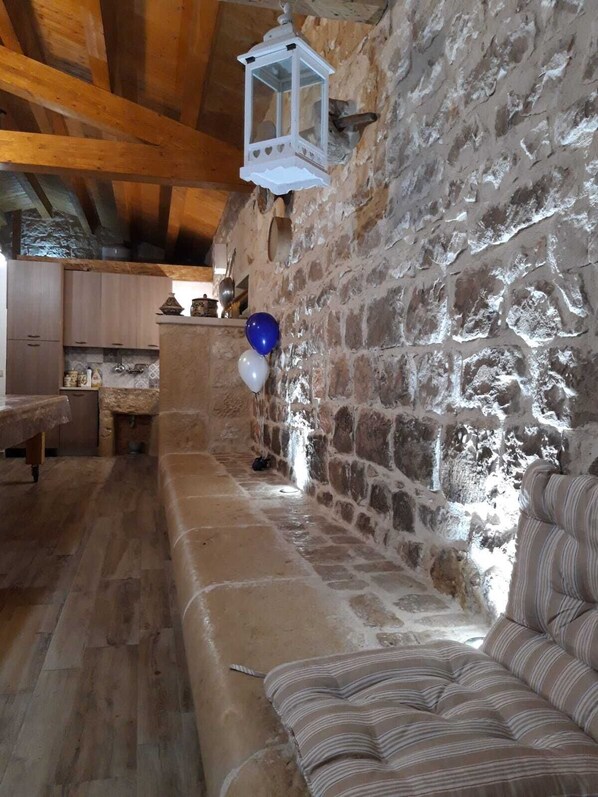 Villa, 1 Schlafzimmer | Wohnbereich | 32-Zoll-Flachbildfernseher mit Digitalempfang, Fernseher