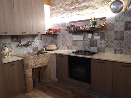Refrigerador con freezer, horno, placa de cocina, utensilios de cocina