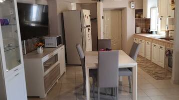 Apartment, 2 Bedrooms | In-room dining