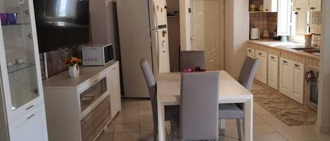 Apartment, 2 Schlafzimmer | Essbereich im Zimmer