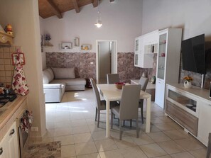 Apartment, 2 Schlafzimmer | Essbereich im Zimmer