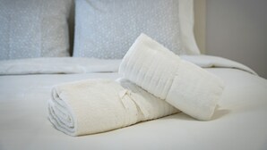 A neatly made bed with white linens and pillows. - Beautiful studio at Panathenaic Stadium (Athens)