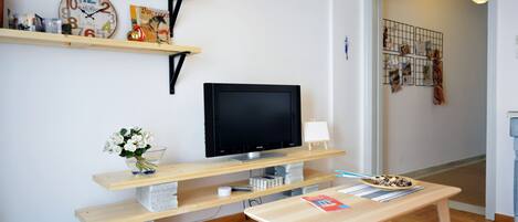 Leilighet – city | Oppholdsområde | En 40-tommers Flatskjerm-TV med digitale kanaler samt LCD-TV