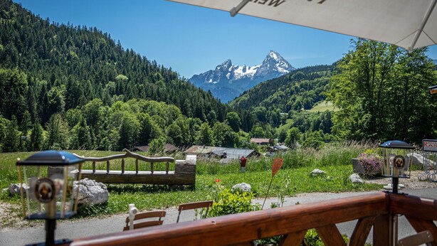Vista de la montaña con un banco y un cartel que dice 'FLÜSBERG'.