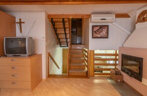 Διαμέρισμα, 2 Υπνοδωμάτια | Περιοχή καθιστικού | Τηλεοράσεις, τζάκι