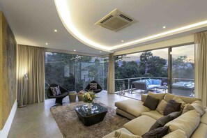 Télévision à écran plat, lecteur de DVD, livres