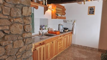 Cottage | Angolo cottura privato | Frigorifero, microonde, forno, piano cottura