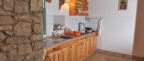 Cottage | Privékitchenette | Een koelkast, een magnetron, een oven, een kookplaat