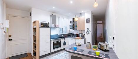 Réfrigérateur, micro-ondes, four, plaque de cuisson