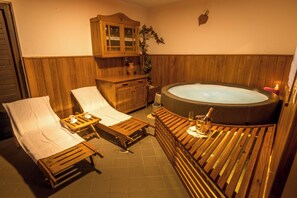 Private spa tub - Vineyard Cottage Krivic (Mokronog-Trebelno)