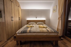 1 habitación, cortinas blackout y tabla de planchar con plancha