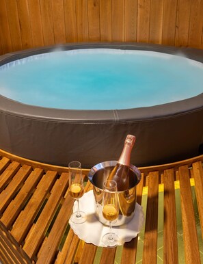 Private spa tub - Vineyard Cottage Krivic (Mokronog-Trebelno)