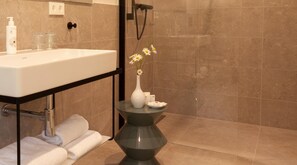 Een douche, een regendouche, een haardroger, pantoffels