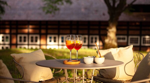 Frühstück, Mittagessen, Abendessen, Blick auf den Garten