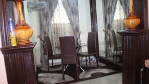 Habitación individual de lujo, 1 habitación, con acceso para personas discapacitadas, para fumadores | Escritorio, espacio para trabajar con laptop y insonorización 