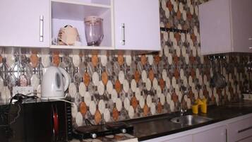 Réfrigérateur, four à micro-ondes, un four, lave-vaisselle