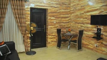 Suite Deluxe, 1 chambre, cuisine | Aire de séjour | Téléviseur à DEL de 42 po avec télévision par câble, téléviseur