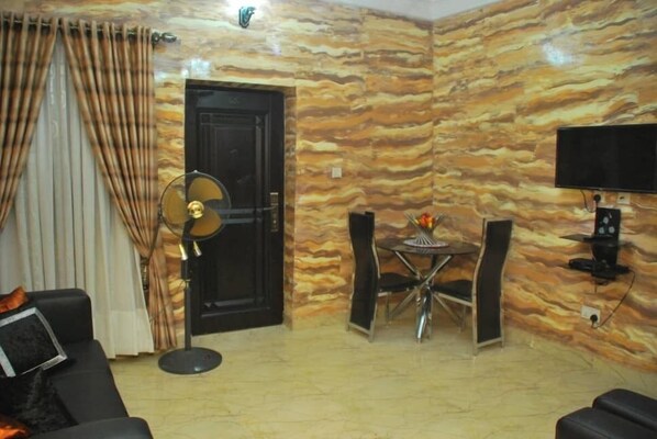 Suite Deluxe, 1 habitación, cocina | Zona de estar | Televisión LED de 42 pulgadas con canales por cable, una televisión