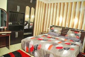 Escritorio y espacio para trabajar con un portátil