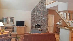 Hus, flere senger, privat basseng | Oppholdsrom | TV og peis