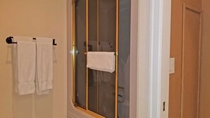 Casa, varias camas, alberca privada | Baño