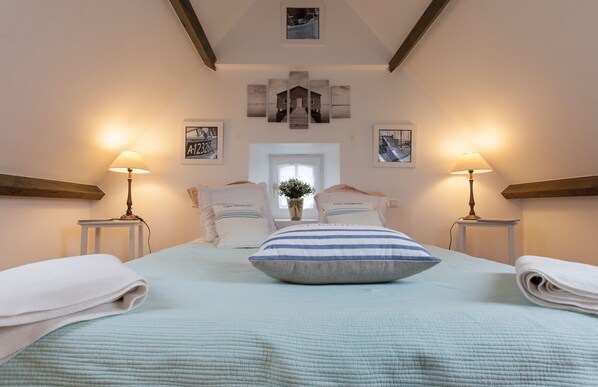 5 bedrooms, iron/ironing board, WiFi, bed sheets