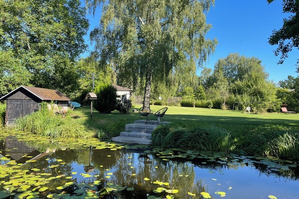 Blick auf das 2000qm Grundstück mit Steg am 50m langen Havelufer