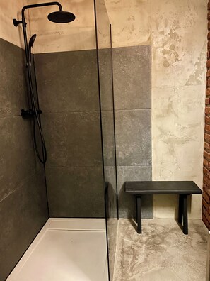 Douche, sèche-cheveux, serviettes fournies, savon