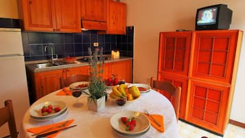 Apartment | Private kitchen | Coffee/tea maker, cookware/dishes/utensils