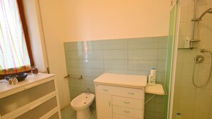 House | Bathroom | Shower, towels - Sea-view Holiday Home in Pozzillo With Terrace (Acireale)