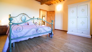 House | 4 bedrooms, individually furnished - Independent Tuscan Holiday Home With Garden and Valley Views (Castiglione di Garfagnana)
