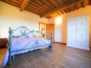 4 bedrooms, individually furnished - Independent Tuscan Holiday Home With Garden and Valley Views (Castiglione di Garfagnana)