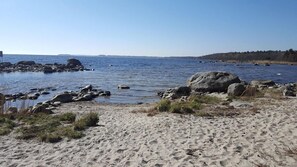 Nær stranden og roing