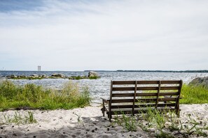 Nær stranden og roing