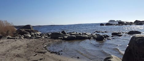 Nær stranden og roing