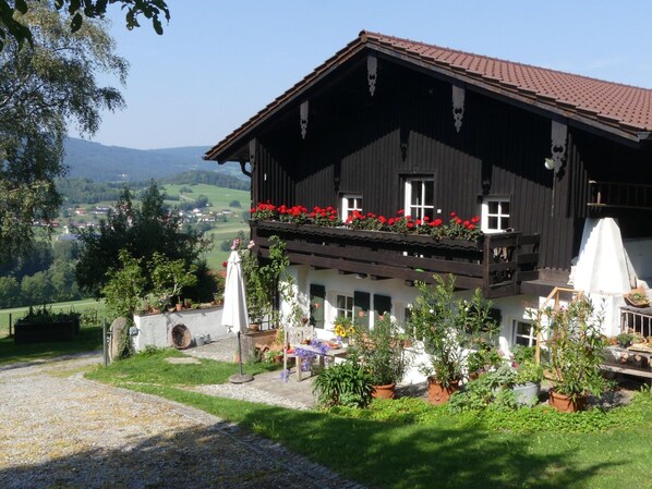 A traditional chalet with a balcony, surrounded by a well-maintained garden and a scenic view of the countryside. - Chalet in Kollnburg Near St. Englmar Ski Area (Kollnburg)