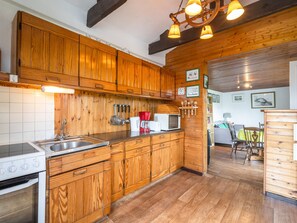 ชาเลท์ | ครัวส่วนตัว | กาต้มน้ำไฟฟ้า, เก้าอี้กินข้าวสำหรับเด็ก