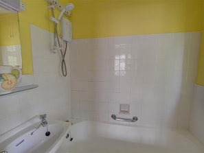 House | Bathroom | Combined shower/tub - Old World Holiday Home in Denston with Garden near City Center (Newmarket)