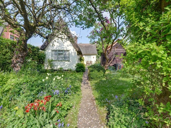 Property grounds - Old World Holiday Home in Denston with Garden near City Center (Newmarket)