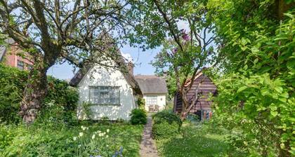 Old World Holiday Home in Denston with Garden near City Center