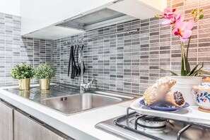 Kookgerei, borden en bestek, een eettafel