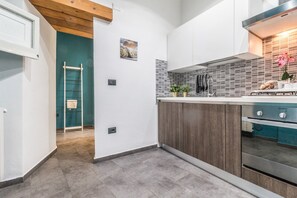 Kochgeschirr/Geschirr/Besteck, Esstisch