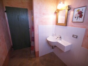 House | Bathroom - Amazing Holiday Home in Fabro With Swimming Pool (Fabro)