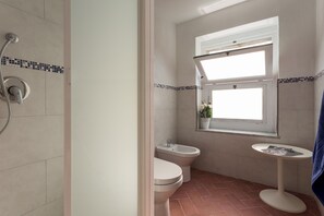 Badewanne, Haartrockner, Bidet, Handtücher