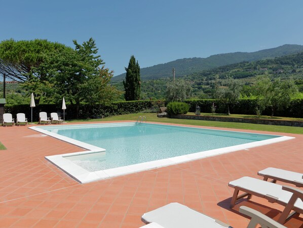 Outdoor pool - Cozy Holiday Home in Tuscany With Swimming Pool (Reggello)